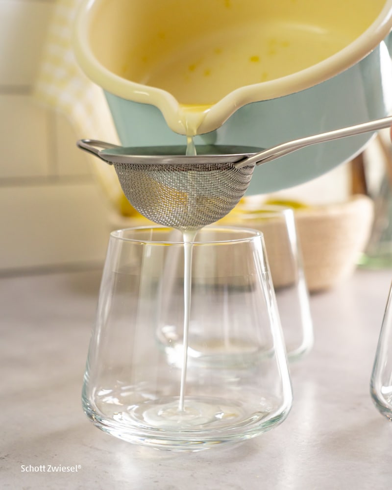 Dieses Bild zeigt wie die Zitronenlimonade gesiebt wird.
