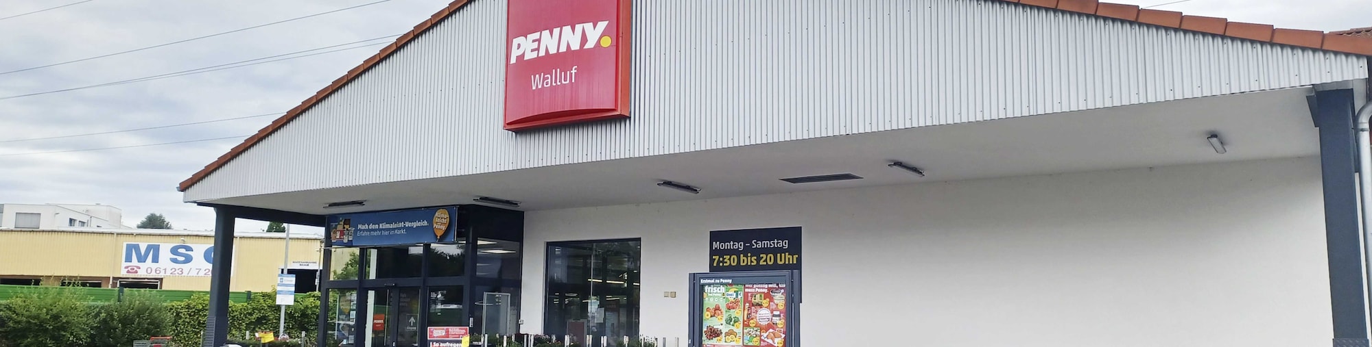 Sie sehen den Eingang vom Penny Markt in Walluf, Am Klingenweg 5