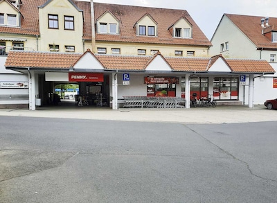 Sie sehen den Eingang vom Penny Markt in Grimma Strasse Des Friedens 20