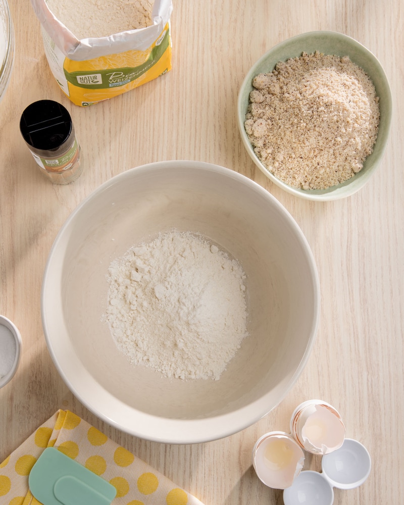Dieses Bild zeigt die trockenen Zutaten für die Muffins.