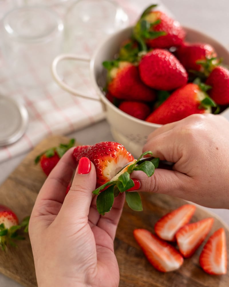Dieses Bild zeigt wie die Erdbeeren geschnitten werden.