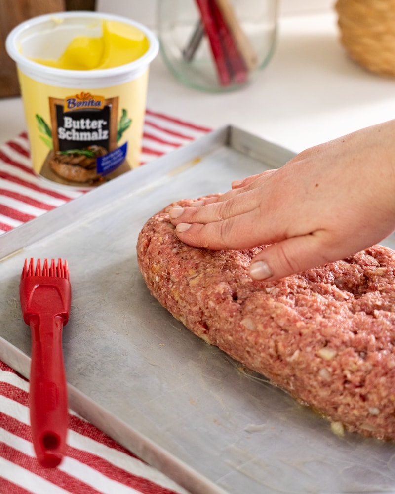 Auf diesem Bild siehst du wie die Hack-Mischung zusammengedrückt wird.