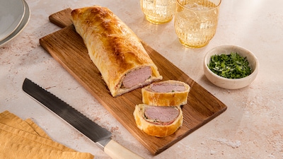fertiges Schweinefilet im Blätterteig mit Frischkäse