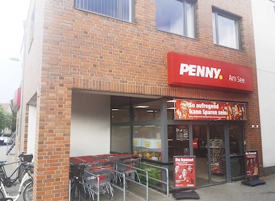 Sie sehen den Eingang vom Penny Markt in Salzgitter/Lebenstedt, Neisse Str. 16