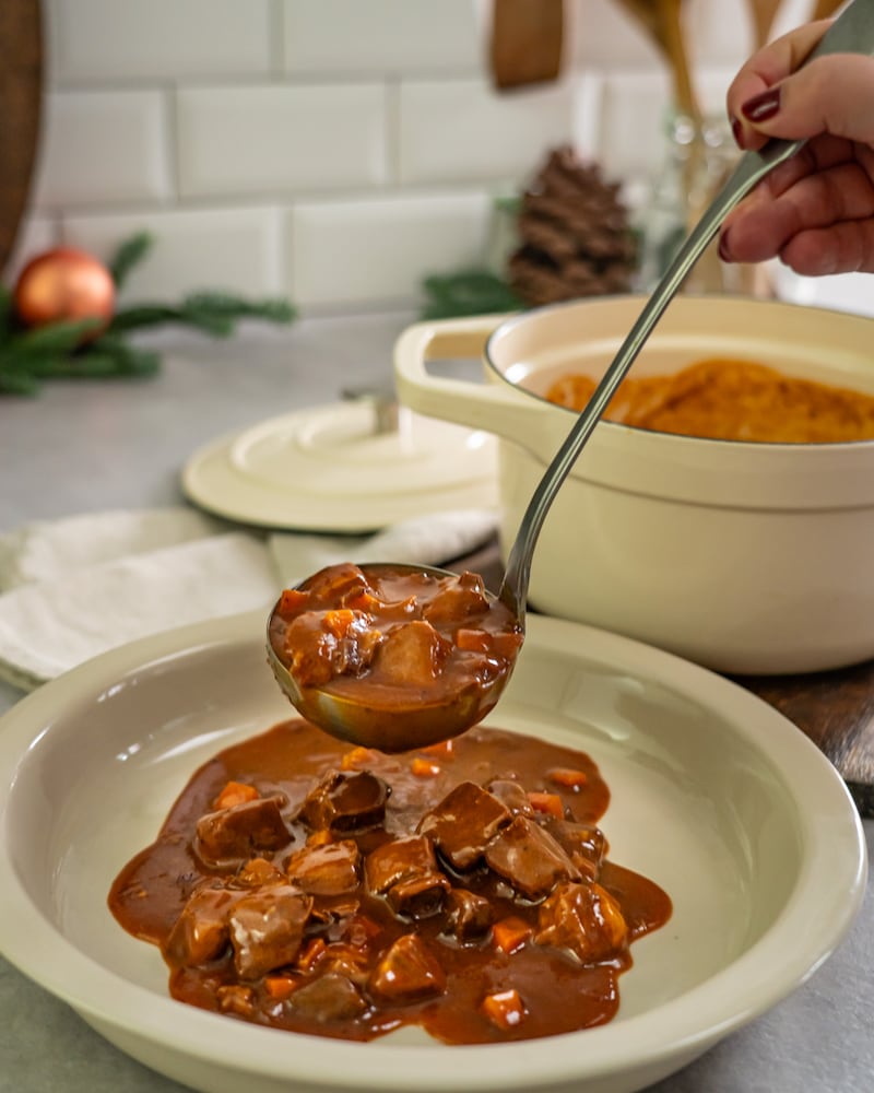 Dieses Bild zeigt wie das Wildschwein-Gulasch in die Form gegeben wird.