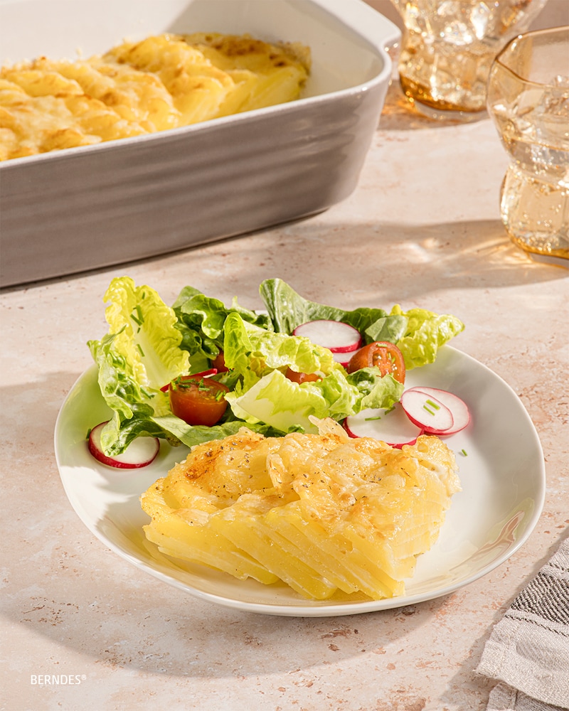 Dieses Bild zeigt unser klassisches Kartoffelgratin angerichtet mit Salat.