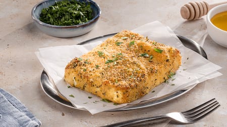 Dieses Bild zeigt den fertig panierten Feta aus der Heißluftfritteuse.