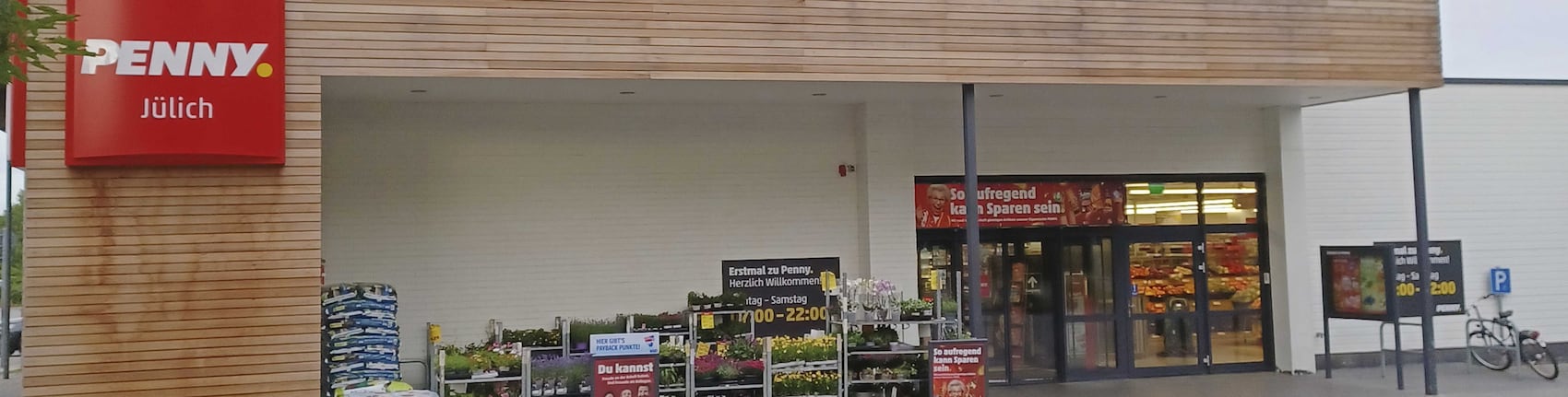 Sie sehen den Eingang vom Penny Markt in Jülich Berliner Str. 1