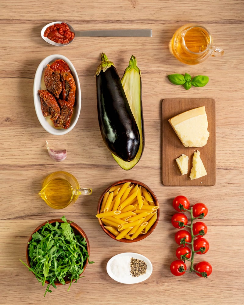 Dieses Bild zeigt die Zutaten für den italienischen Nudelsalat.