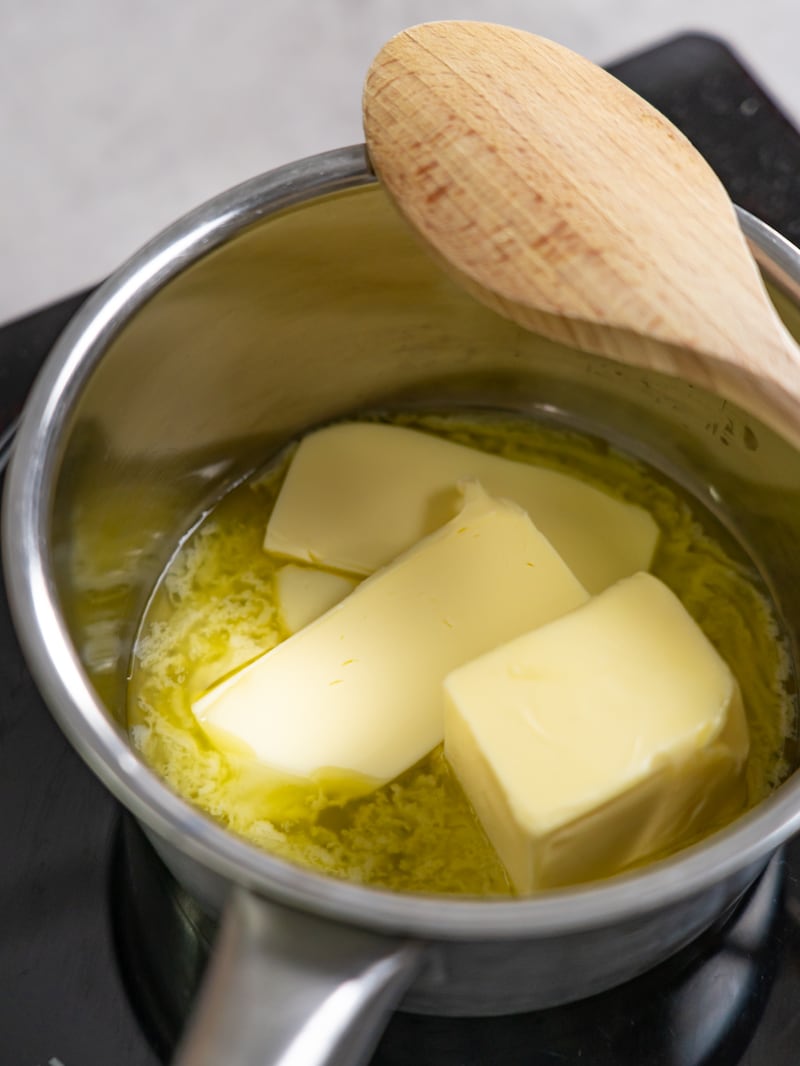 Dieses Bild zeigt wie Butter geschmolzen wird.