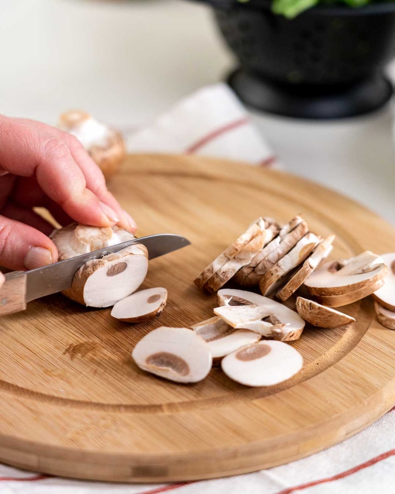 Auf diesem Bild siehst du wie Champignons geschnitten werden.