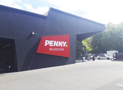 Sie sehen den Eingang vom Penny Markt in Offenbach, Waldstr. 272