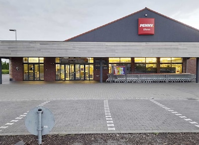 Sie sehen den Eingang vom Penny Markt in Hürth – Efferen Ingeborg-Bachmann-Strasse 1