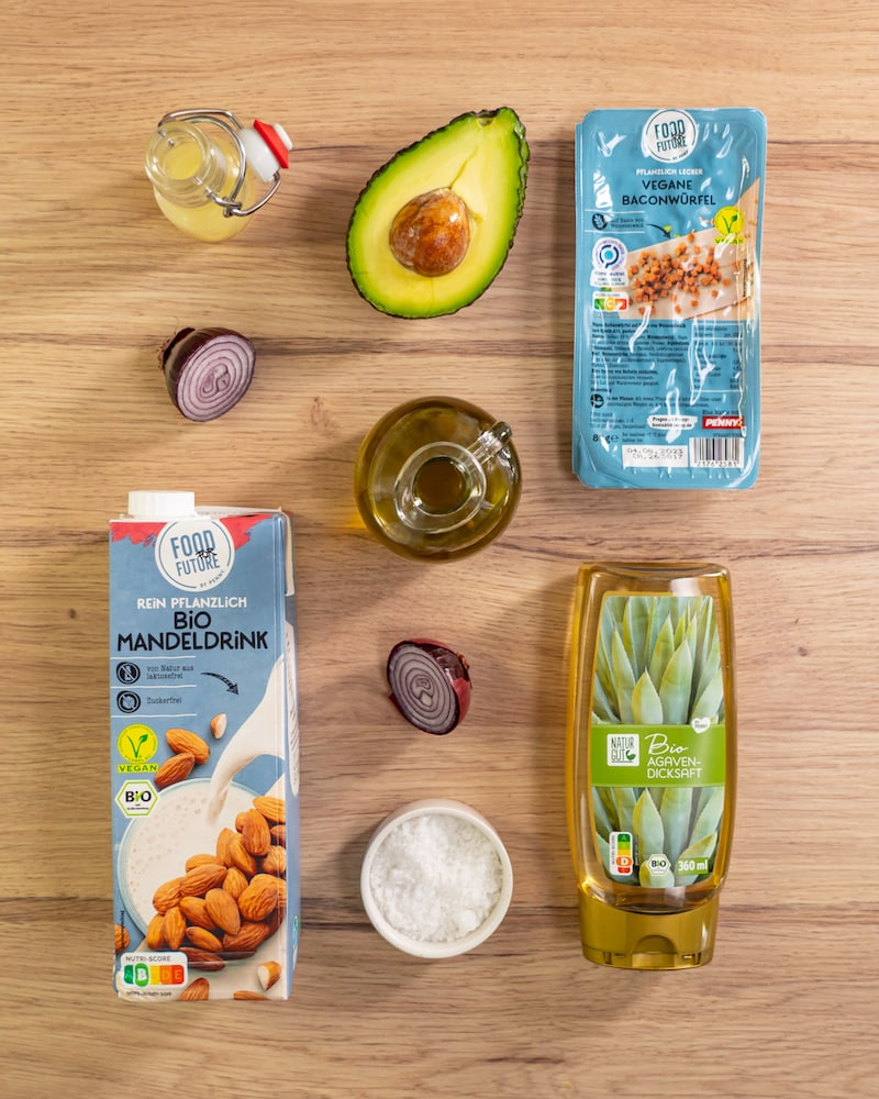 Cremiger Avocado Dip mit veganem Knusper-Bacon