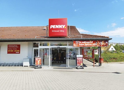 Sie sehen den Eingang vom Penny Markt in Oschatz Striesaer Weg 2