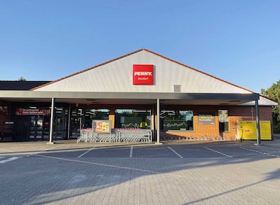 Sie sehen den Eingang vom Penny Markt Duisburg – Neudorf Kommandantenstr. 60