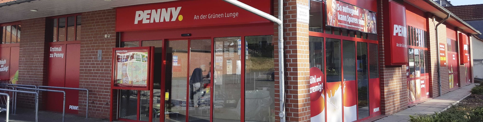 Sie sehen den Eingang vom Penny Markt in Calbe, Barbyer Str. 33-35