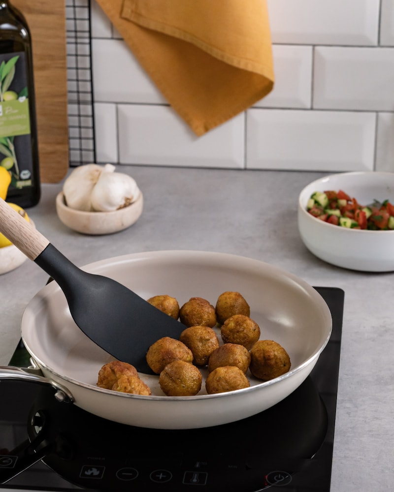 Dieses Bild zeigt wie die Falafel angebraten werden.