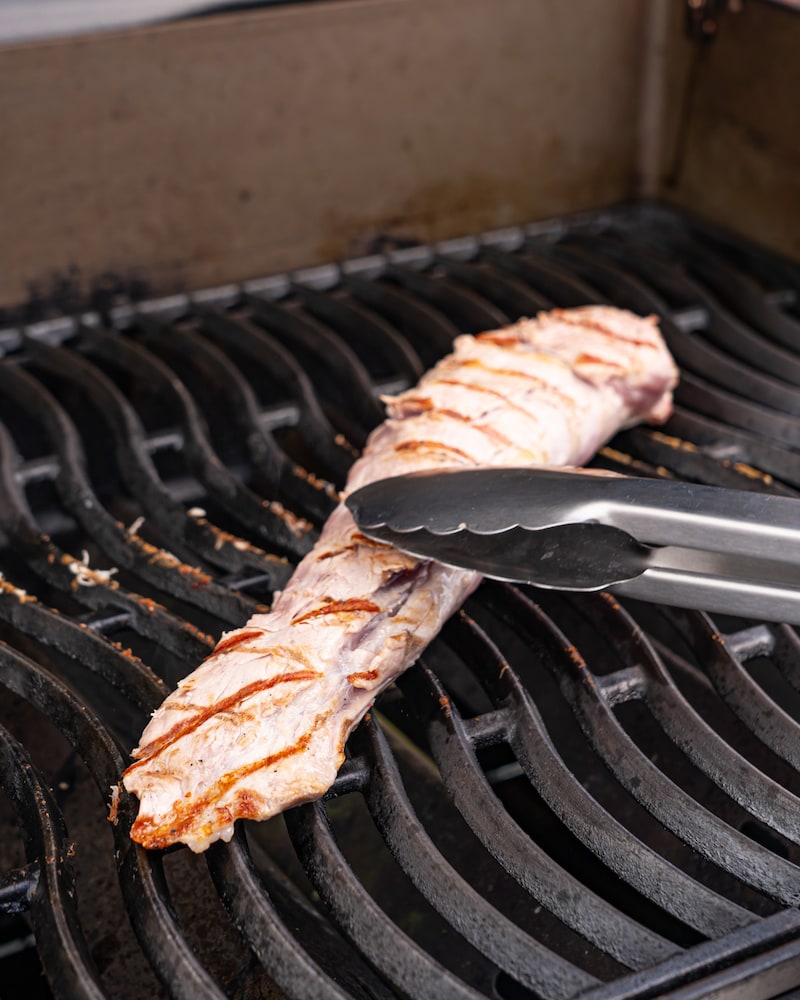 Dieses Bild zeigt, wie das Schweinefilet gegrillt wird.