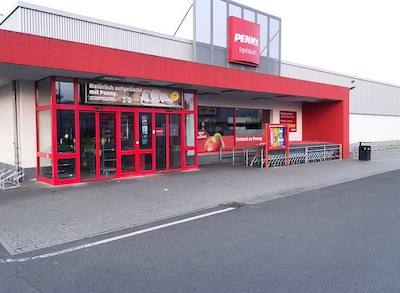 Sie sehen den Eingang vom Penny Markt in Egelsbach, Kurt-Schumacher-Ring 1
