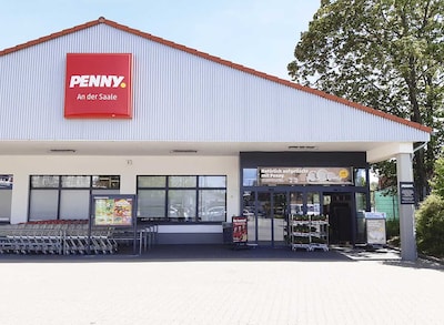 Sie sehen den Eingang vom Penny Markt in Weissenfels Merseburger Str. 5