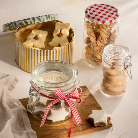 Dieses Bild zeigt wie Plätzchen in einem Glas aufbewahrt werden.