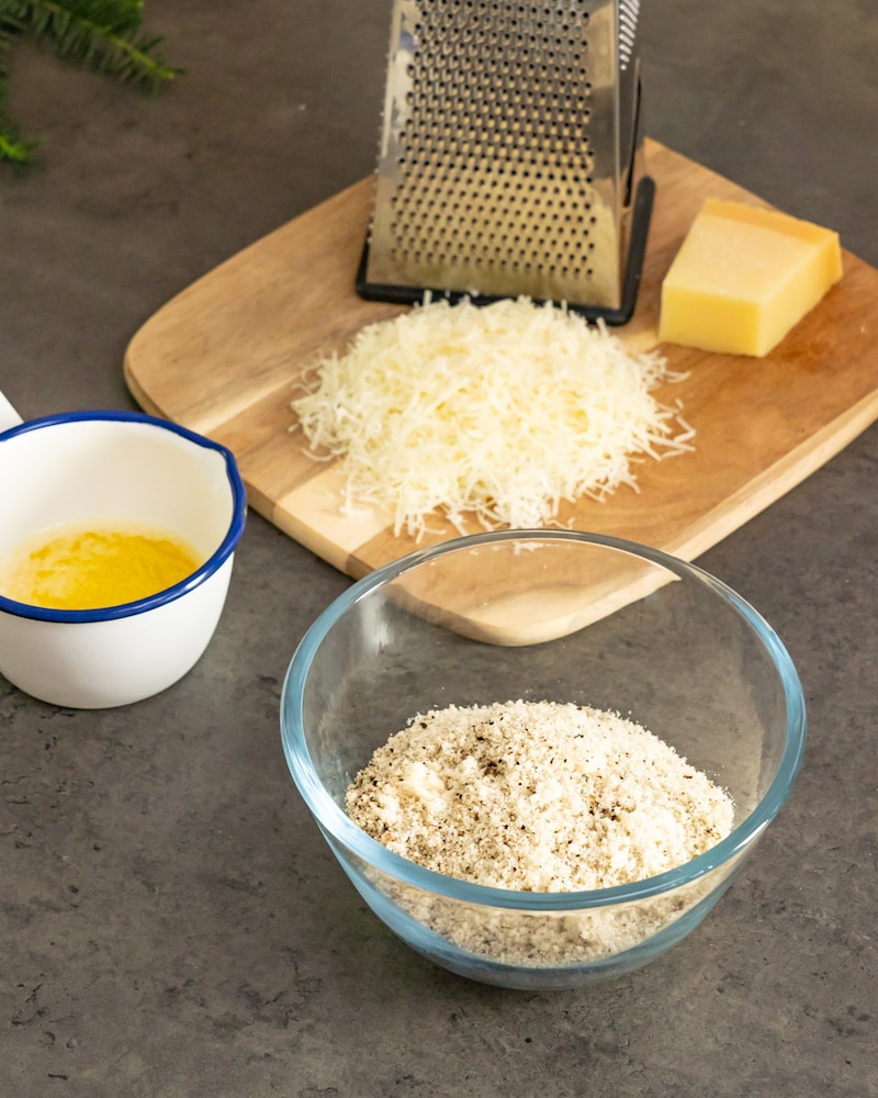 Dieses Bild zeigt wie der Parmesan gerieben wird.