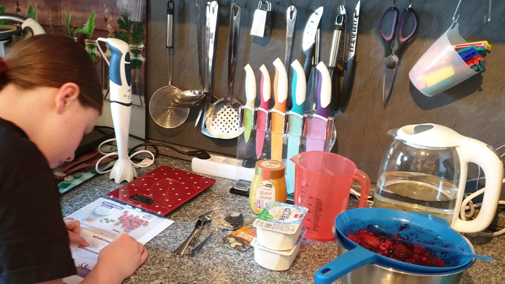 Mädchen beim Lesen eines Backrezepts