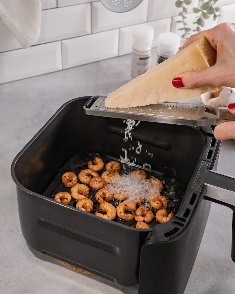 Dieses Bild zeigt wie die Datteln aus dem Airfryer genommen werden.
