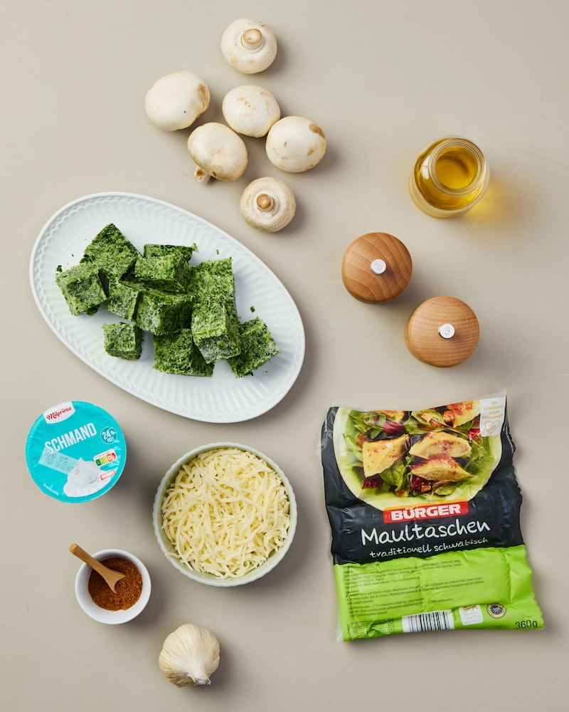 Dieses Bild zeigt die Zutaten für den Maultaschen Auflauf.