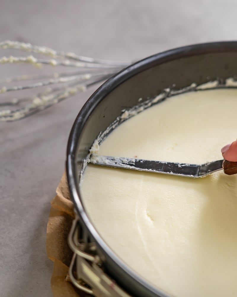 Dieses Bild zeigt wie die Kuchencreme auf den Boden gegeben wird.