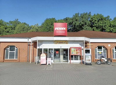Sie sehen den Eingang vom Penny Markt in Lohsa Am Park 23