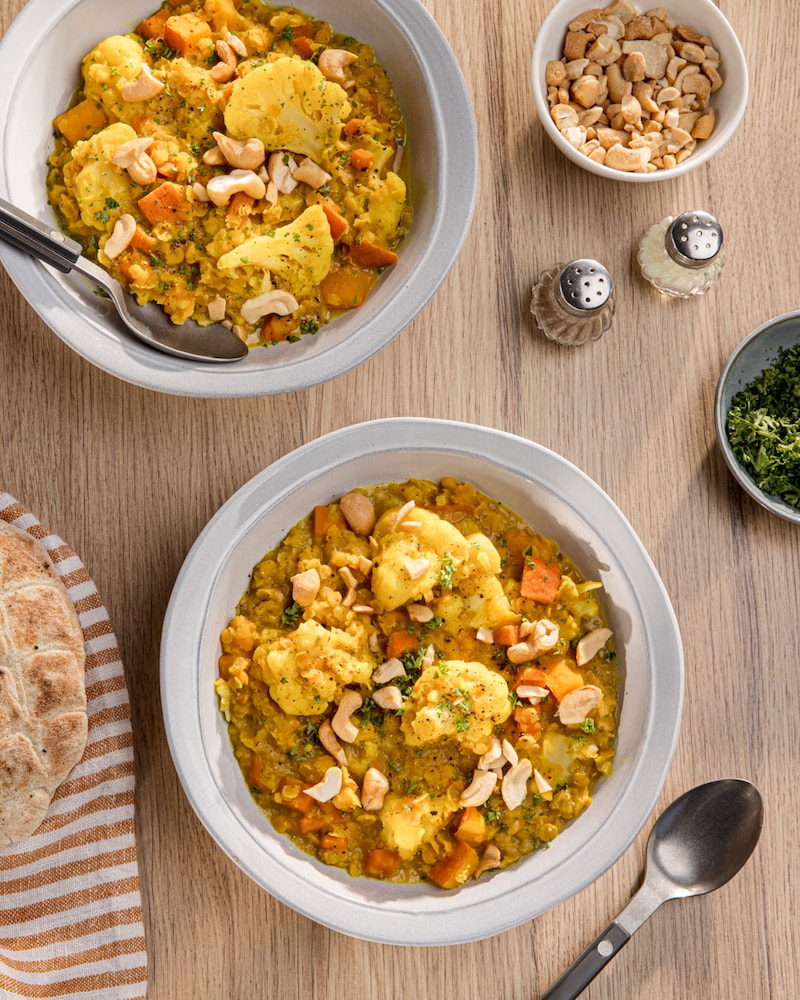 Dieses Bild zeigt die fertige Kürbissuppe mit Kokosmilch.