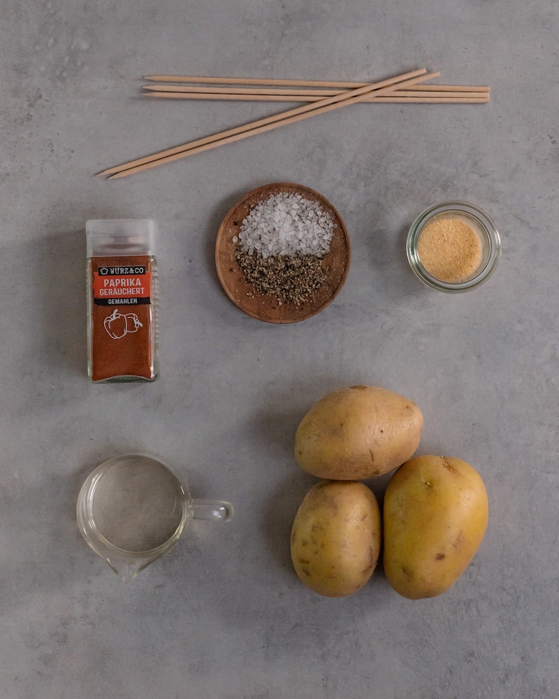 Dieses Bild zeigt die Zutaten für die Kartoffelspiralen mit Stäbchen.