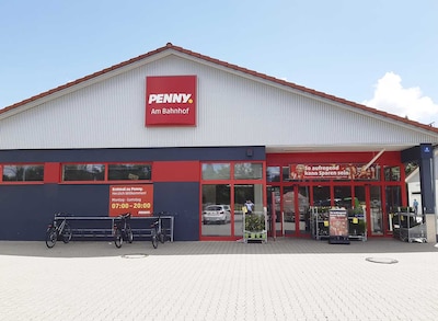 Sie sehen den Eingang vom Penny Markt in Waldkraiburg Bahnhofstr. 8