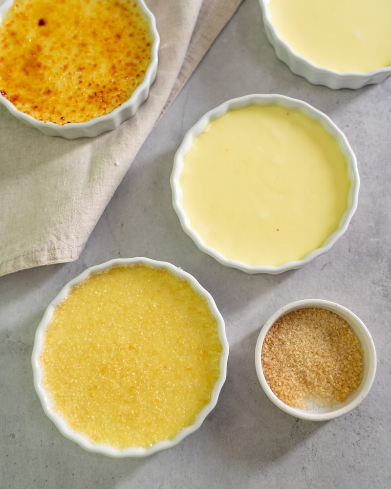 Dieses Bild zeigt das hinzugeben des Zucker für die Crème Brûlée.