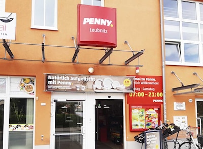 Sie sehen den Eingang vom Penny Markt in Dresden/Leubnitz-Neuostra Spitzwegstr. 50