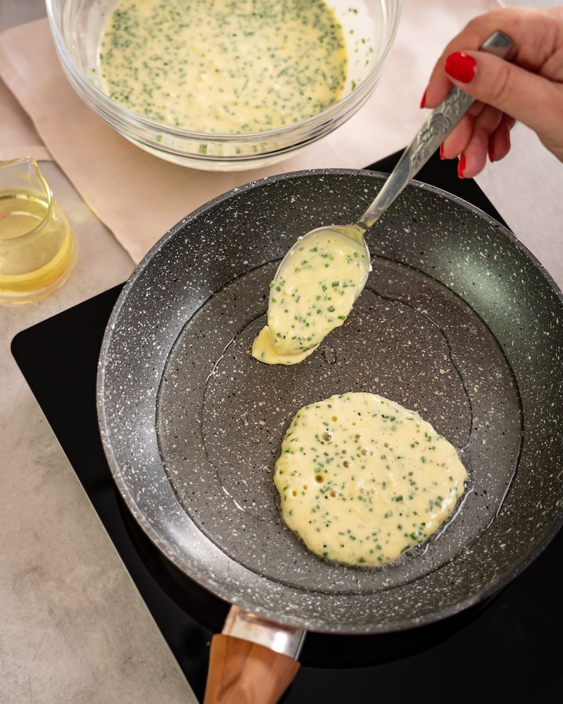 Dieses Bild zeigt wie die Pfannkuchen in der Pfanne geraten werden.