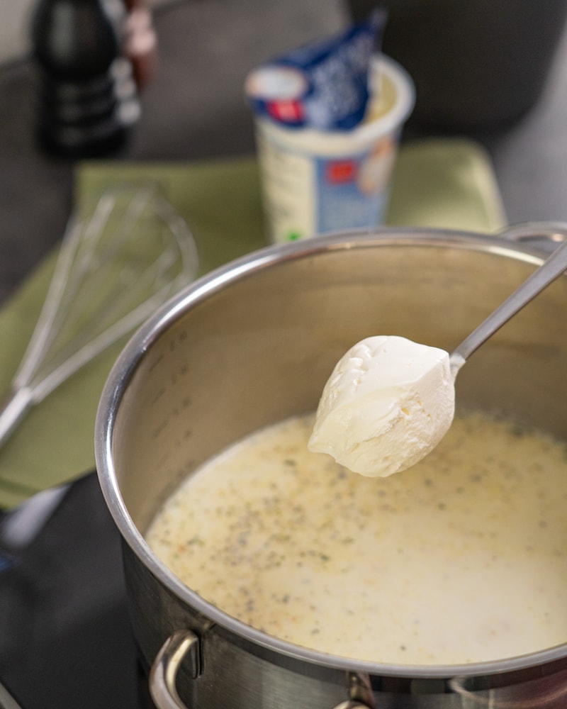 Lachsfiletstreifen auf Gemüse Julienne mit Curryreis 