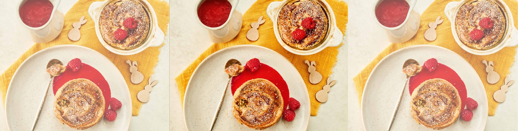 Dieses Bild zeigt die fertigen Eier-Soufflés mit Himbeersauce.