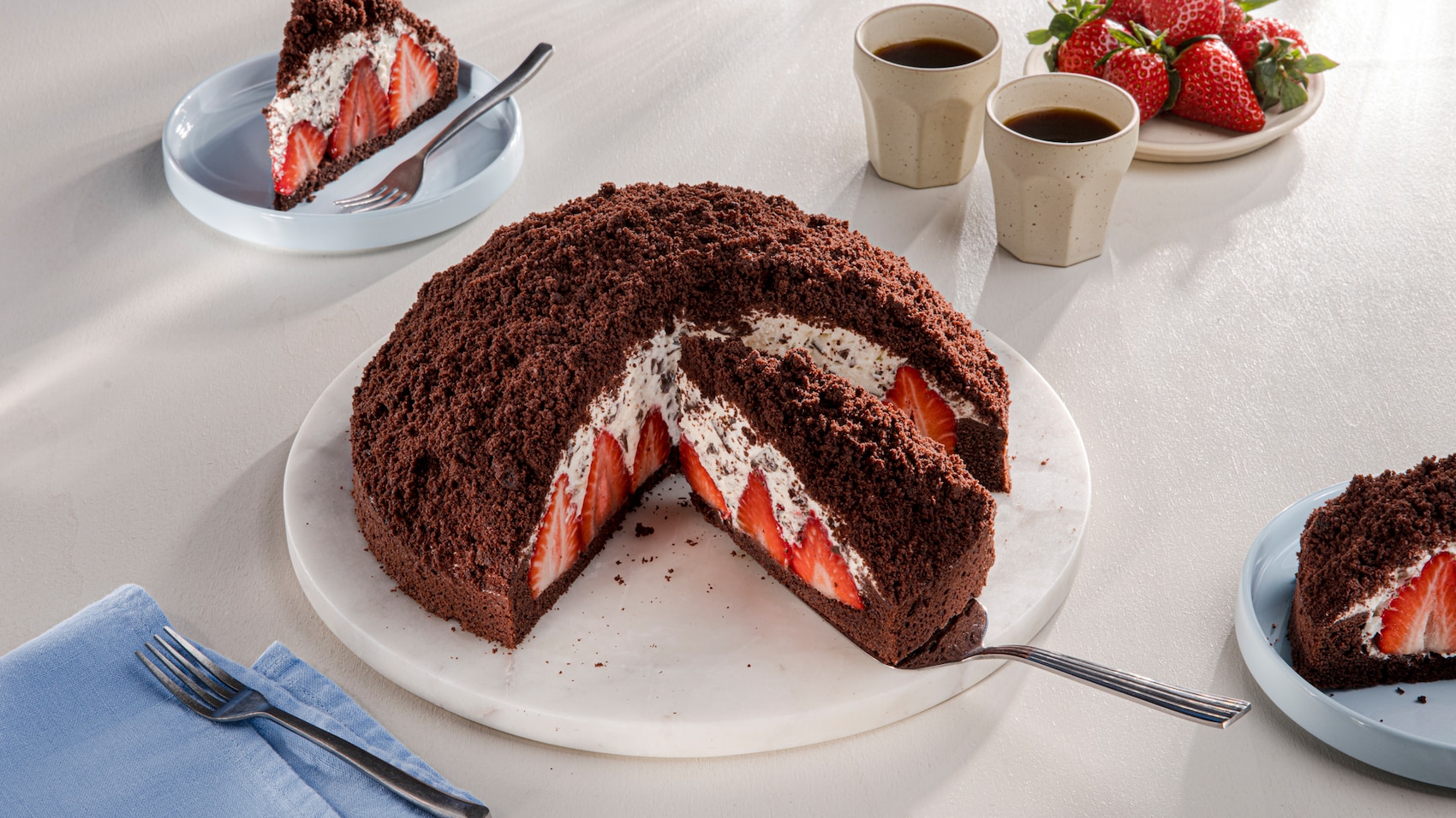 Diese Bild zeigt den fertigen Maulwurfkuchen mit Erdbeeren.