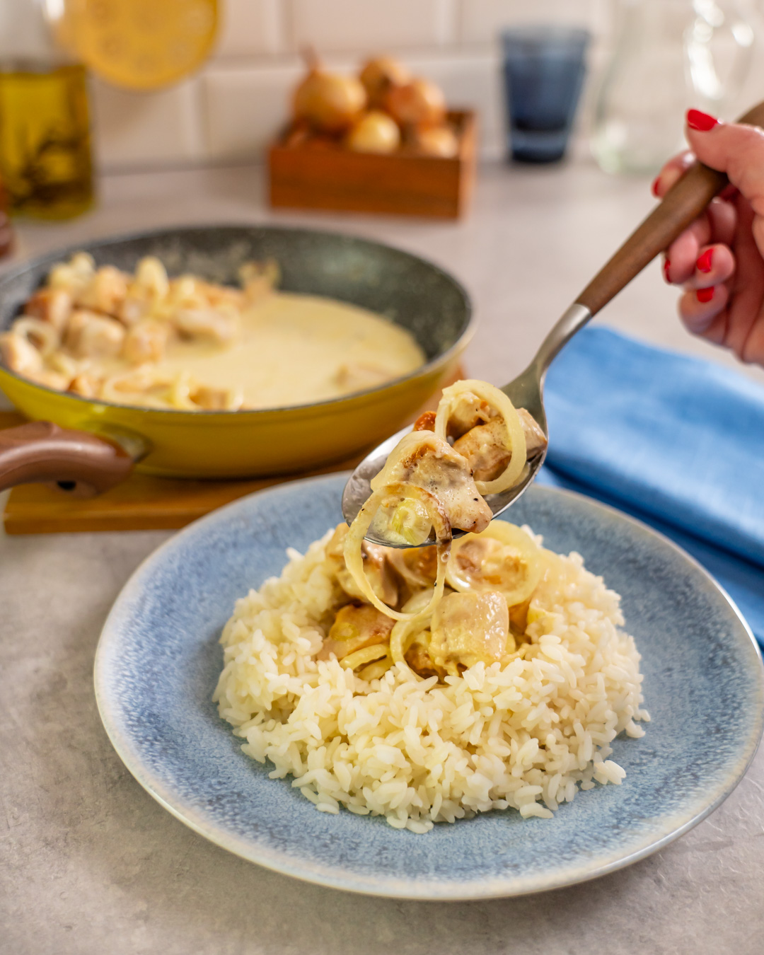 Zwiebel Sahne Hähnchen - schnelles und cremiges Rezept | PENNY.de Zwiebel Sahne Hähnchen - schnelles und cremiges Rezept | PENNY.de