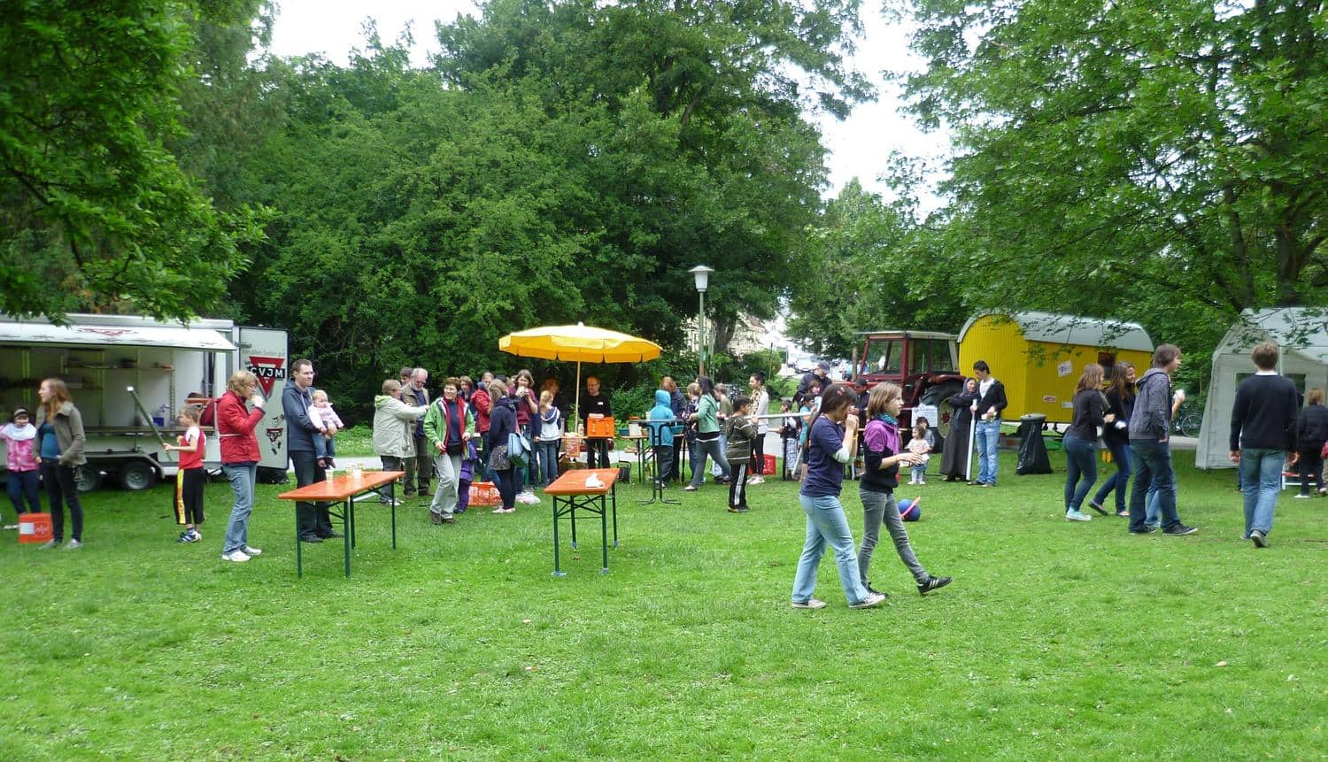 Vereinsmitglieder und Kinder beim Spielplatzfest