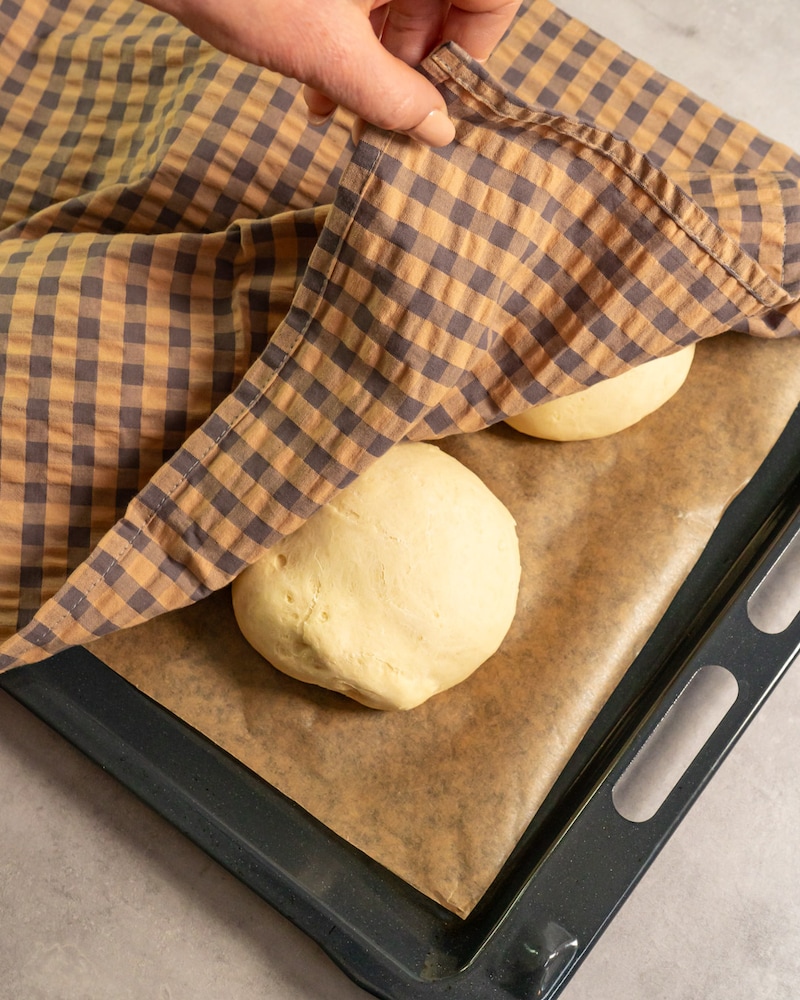 Dieses Bild zeigt die Brötchen auf dem Backblech.