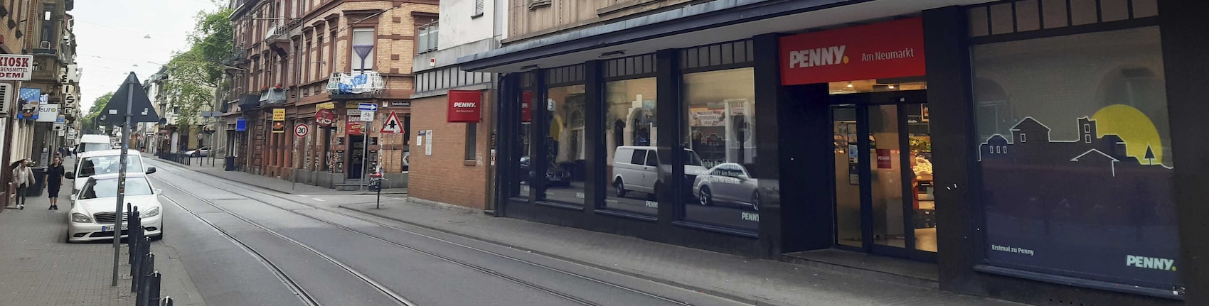 Sie sehen den Eingang vom Penny Markt in Mannheim, Mittelstr. 56-58