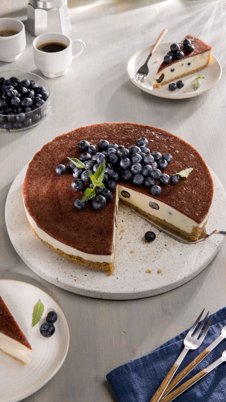 Dieses Bild zeigt, die fertige Heidelbeertorte (angeschnitten).