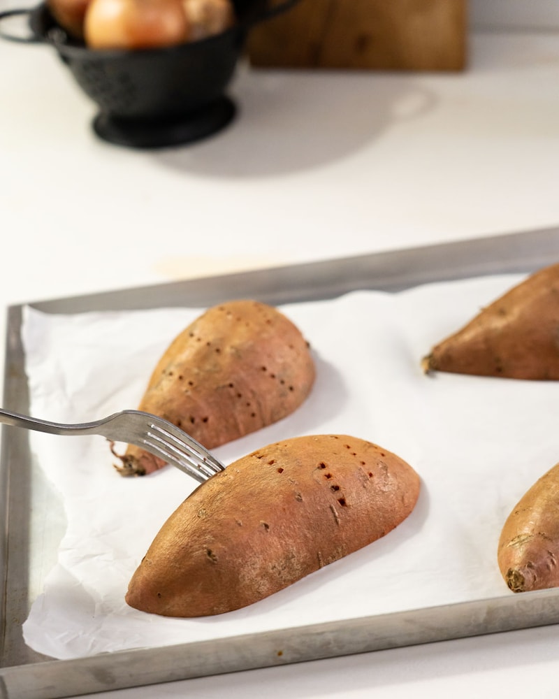 Dieses Bild zeigt wie Süßkartoffeln eingestochen werden.