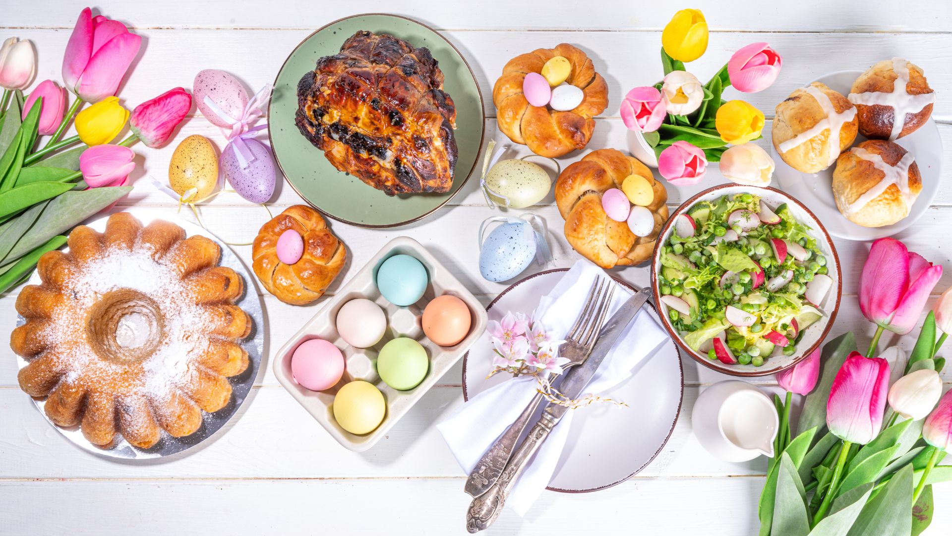 Ostertisch mit unterschiedlichen Gerichten