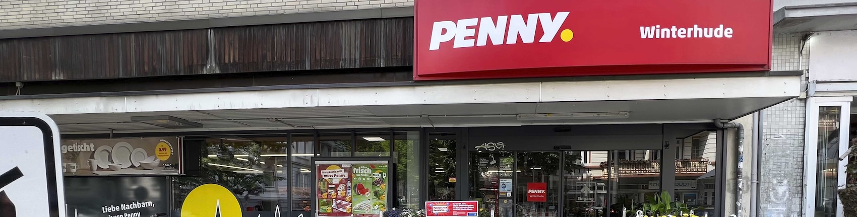 Sie sehen den Eingang vom Penny Markt in Hamburg/Winterhude, Alsterdorfer Str. 63-65