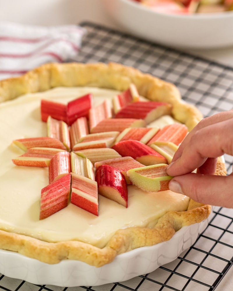 Auf diesem Bild siehst du wie die Torte belegt wird.